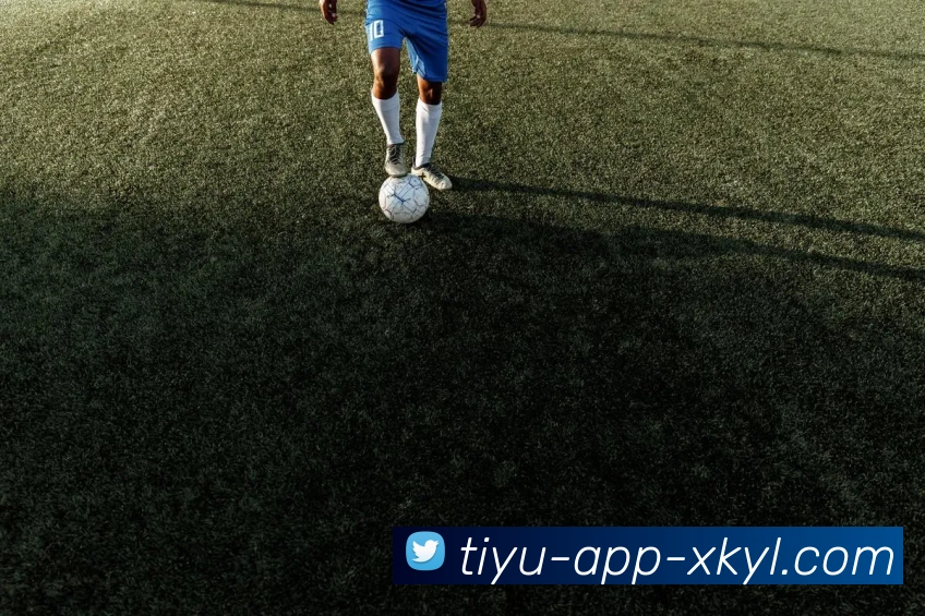 梅西因首轮碰撞受伤疼痛未消手扶颈部走向替补席